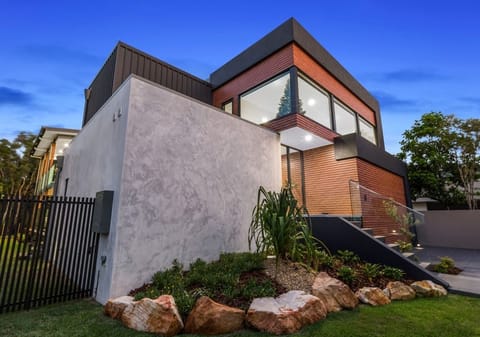 BEACHSIDE PERFECTION - CONTEMPORARY, CHIC, CUSTOMISED!