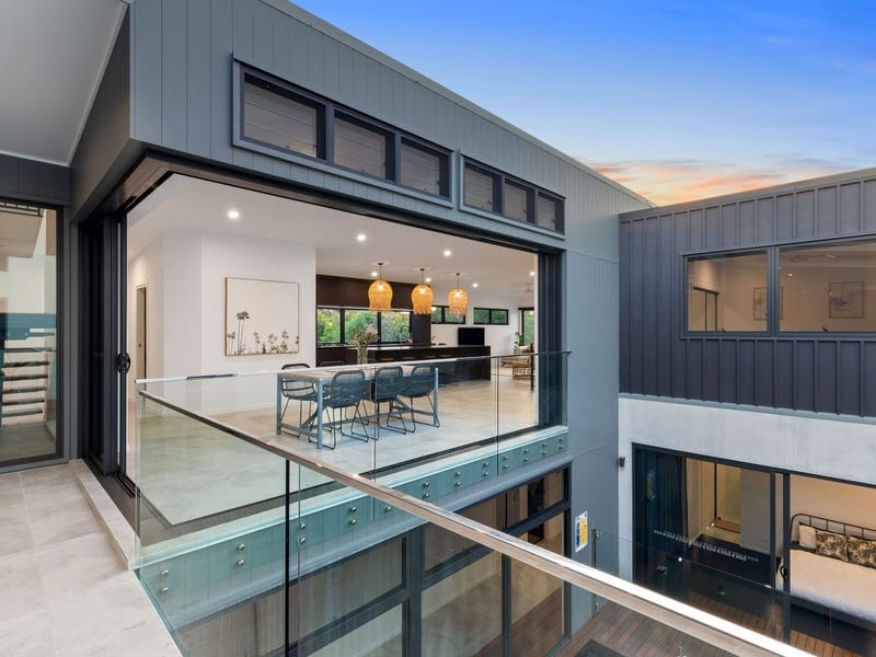 BEACHSIDE PERFECTION - CONTEMPORARY, CHIC, CUSTOMISED!