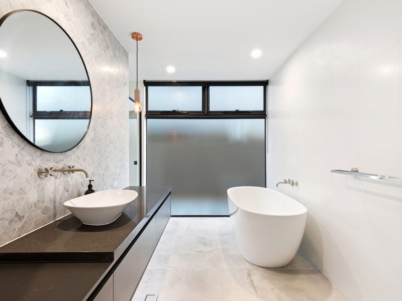BEACHSIDE PERFECTION - CONTEMPORARY, CHIC, CUSTOMISED!