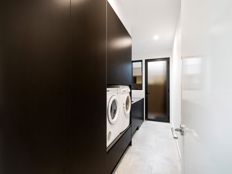 BEACHSIDE PERFECTION - CONTEMPORARY, CHIC, CUSTOMISED!