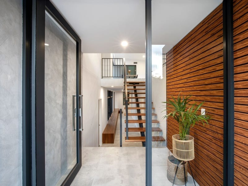 BEACHSIDE PERFECTION - CONTEMPORARY, CHIC, CUSTOMISED!