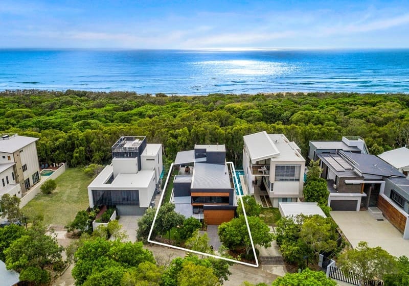 BEACHSIDE PERFECTION - CONTEMPORARY, CHIC, CUSTOMISED!