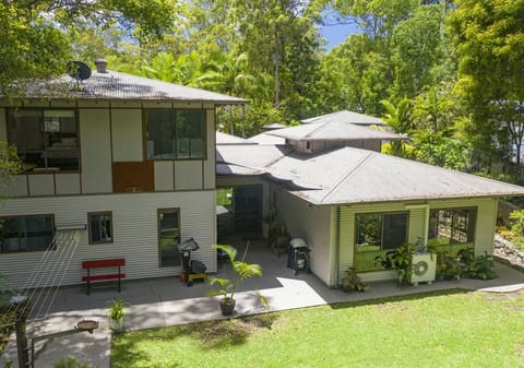 PLANTATION STYLE ON PRIVATE 1/2 ACRE - BUDERIM/MONS