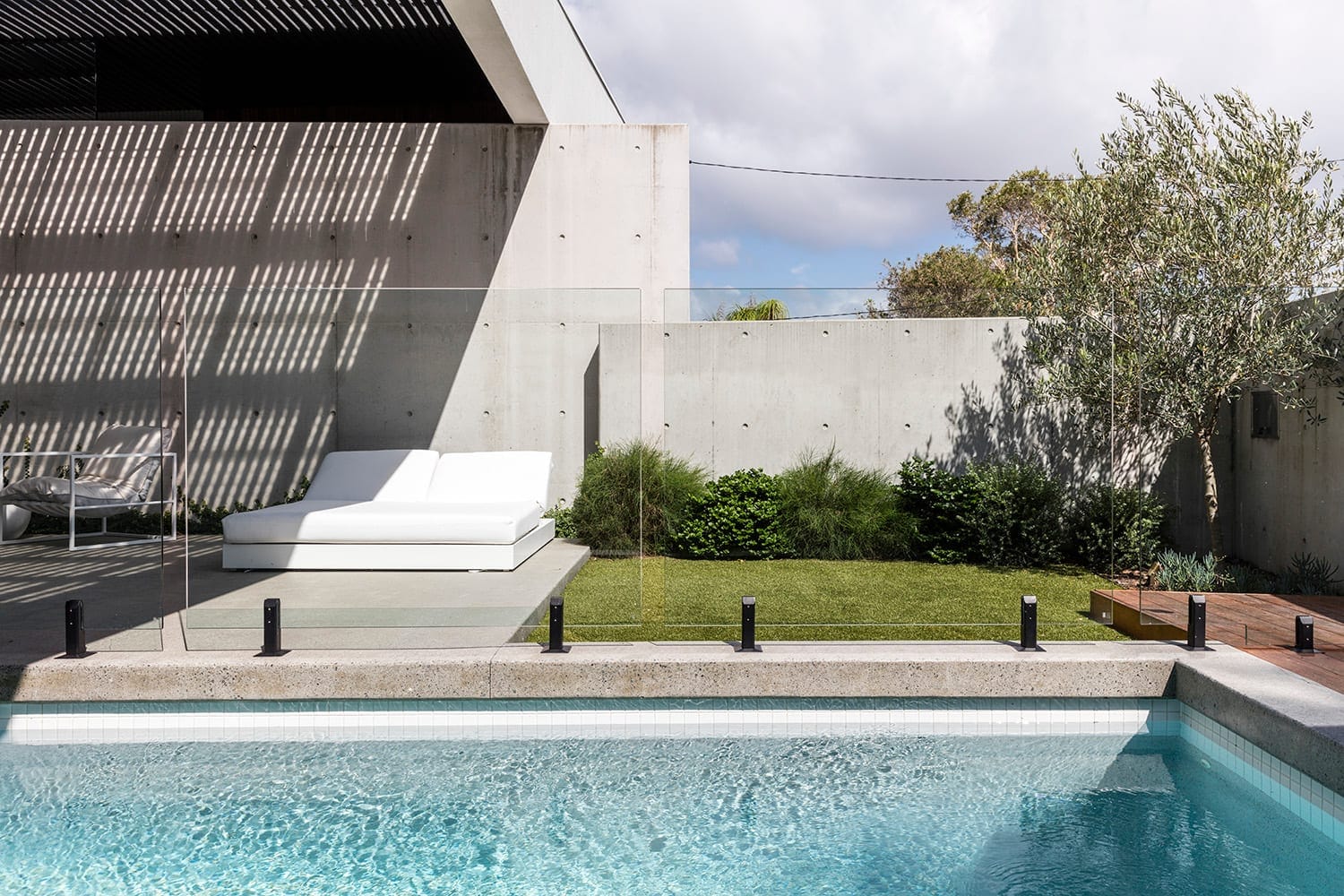 High-End Designer Living: 200m to Sand!
