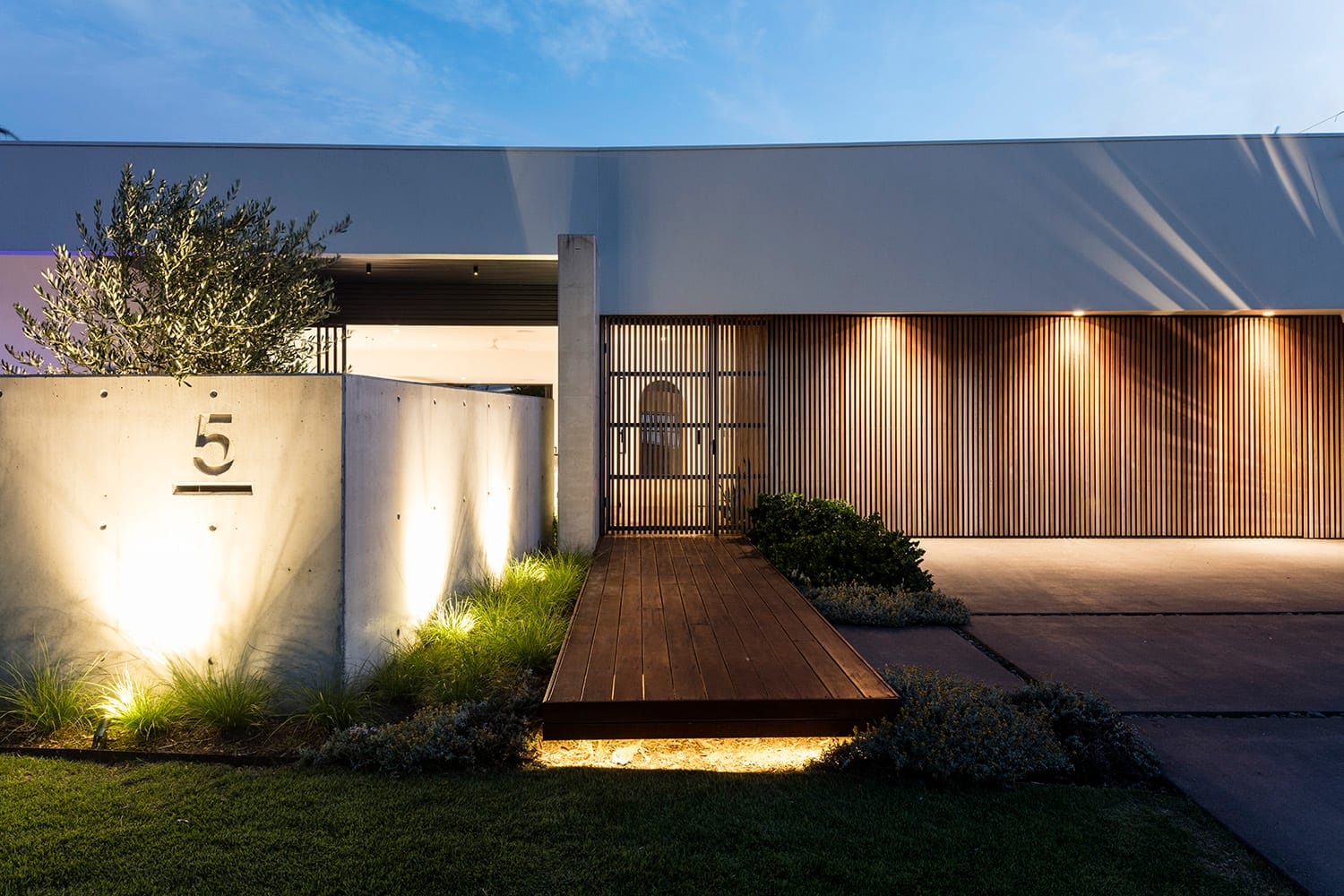 High-End Designer Living: 200m to Sand!