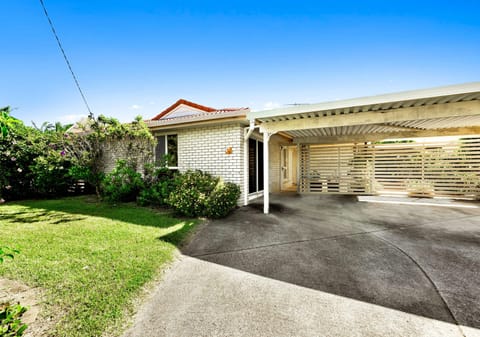 Spacious home, walking distance to the beach!
