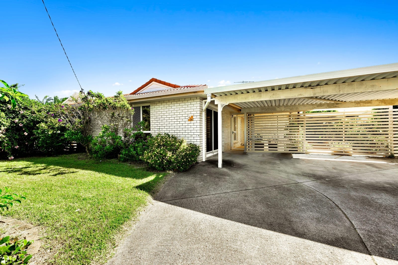 Spacious home, walking distance to the beach!