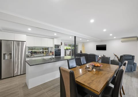Palmwoods Perfection: Renovated Family Home
