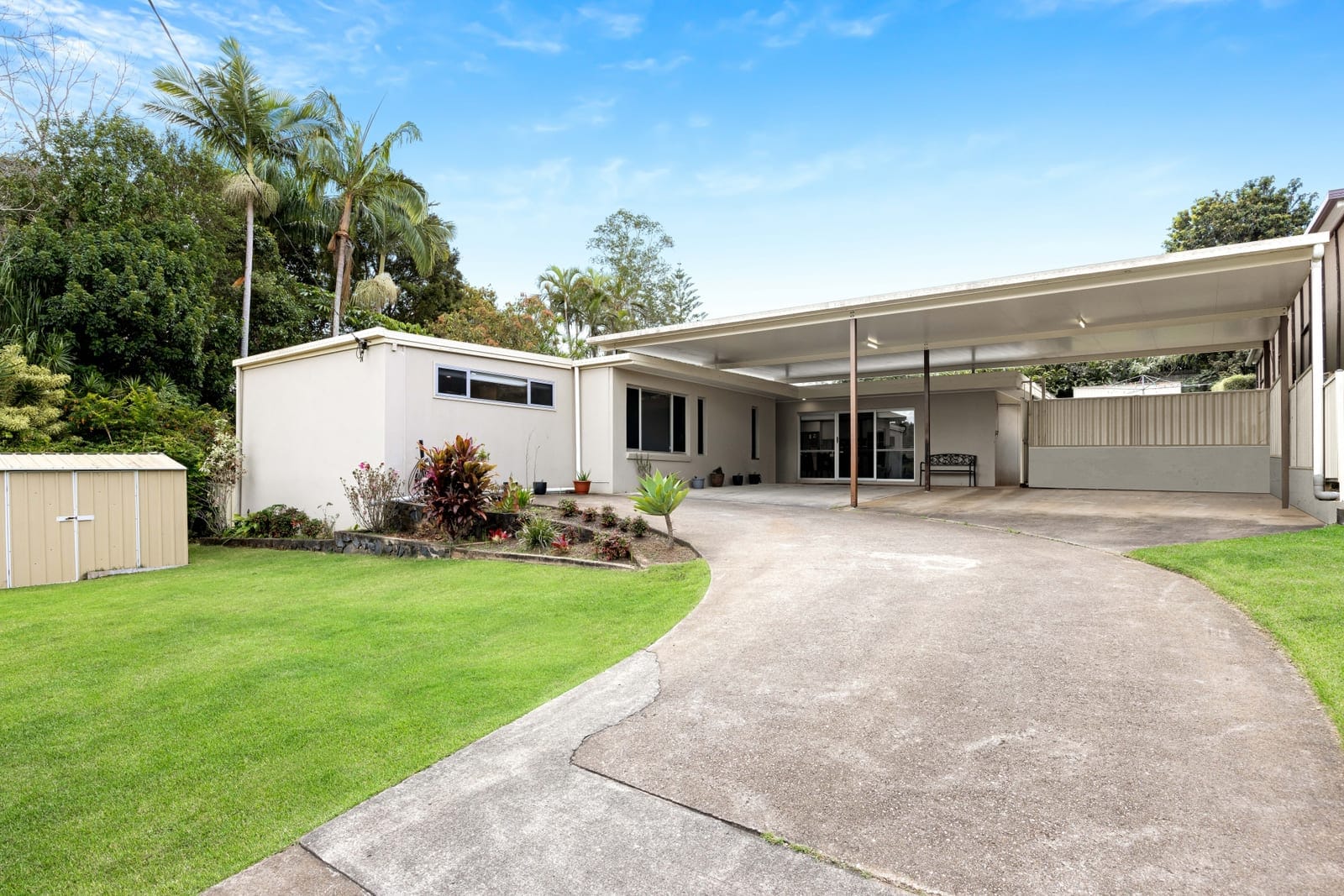 Palmwoods Perfection: Renovated Family Home