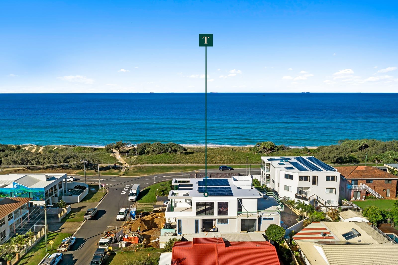 Luxury Tri-Level Designer Home: 50m to Sand!