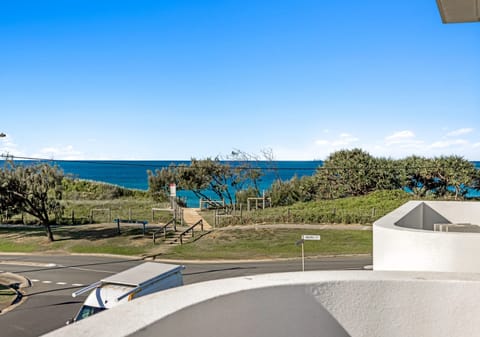 Luxury Tri-Level Designer Home: 50m to Sand!