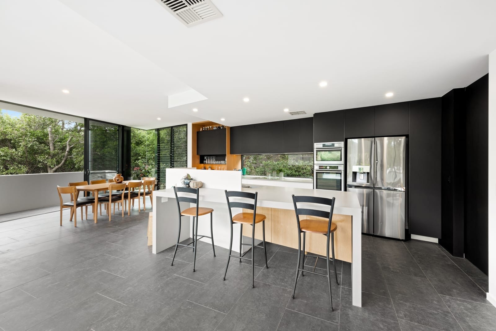 Beachfront Masterpiece: Unrivalled Lifestyle on Offer!