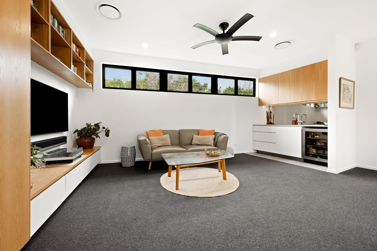 Beachfront Masterpiece: Unrivalled Lifestyle on Offer!