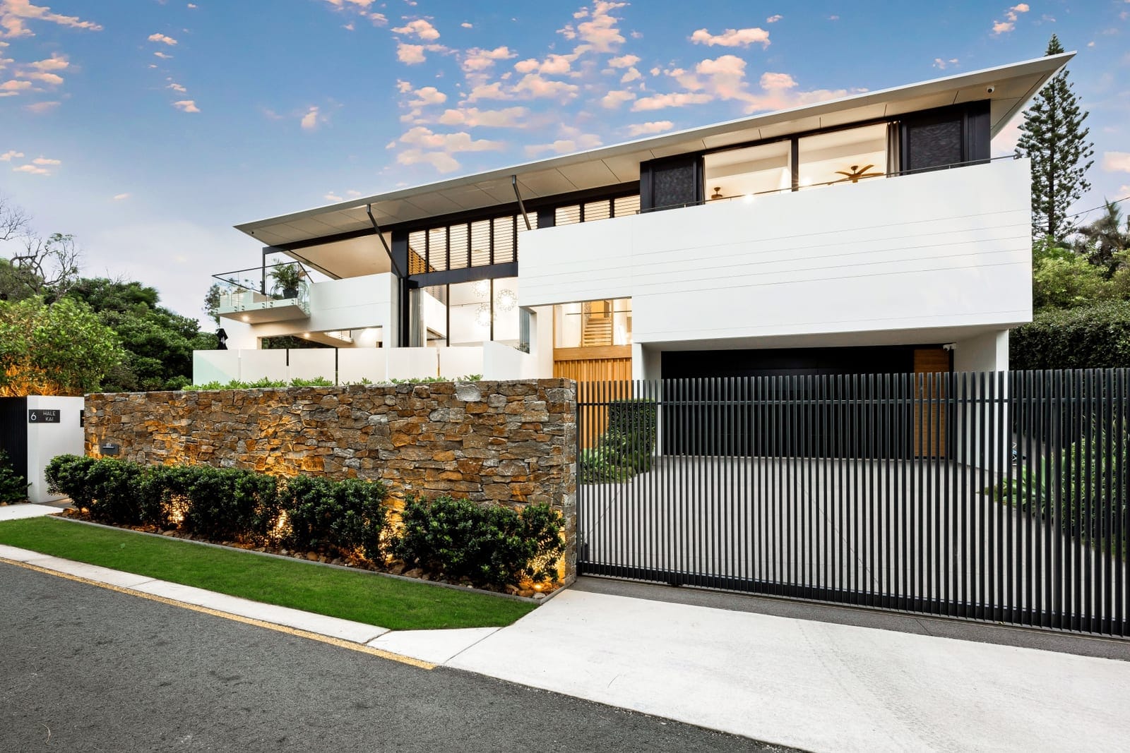 Beachfront Masterpiece: Unrivalled Lifestyle on Offer!