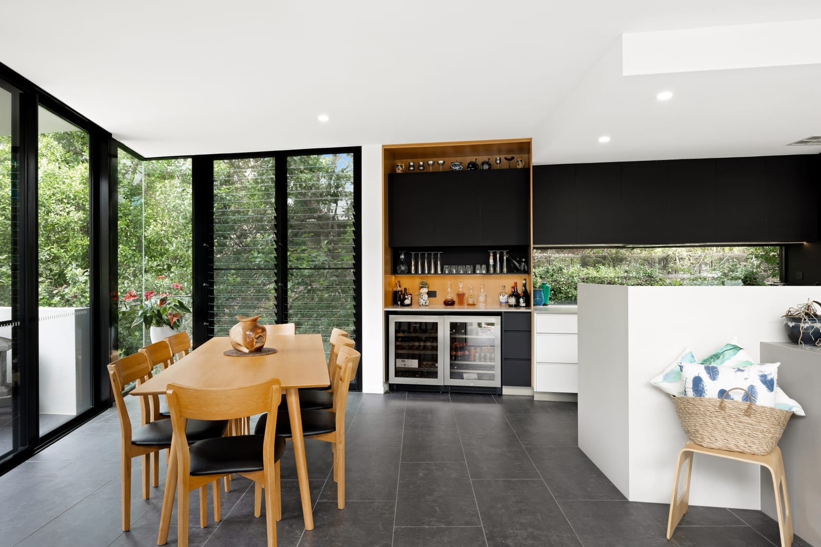 Beachfront Masterpiece: Unrivalled Lifestyle on Offer!