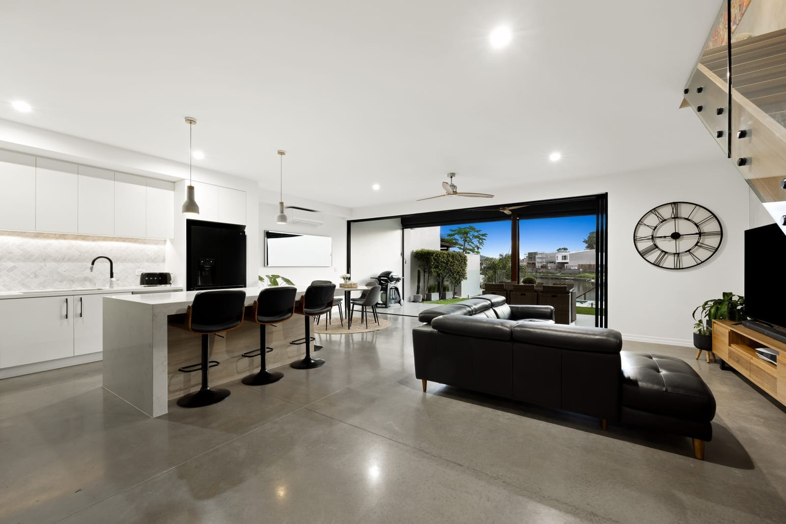 RARE Absolute Waterfront Block: Direct Access