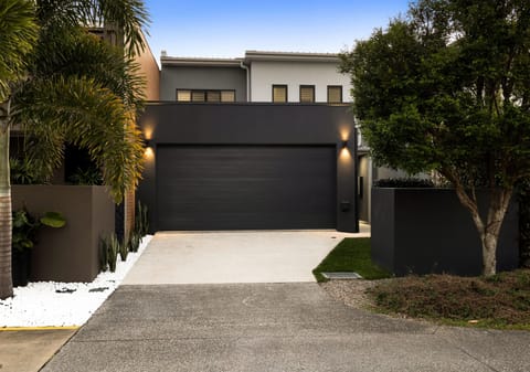 RARE Absolute Waterfront Block: Direct Access