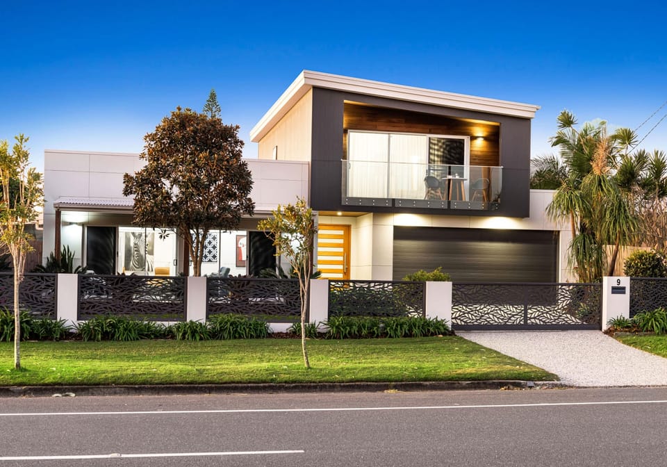 100m to Beach: Designer Living!