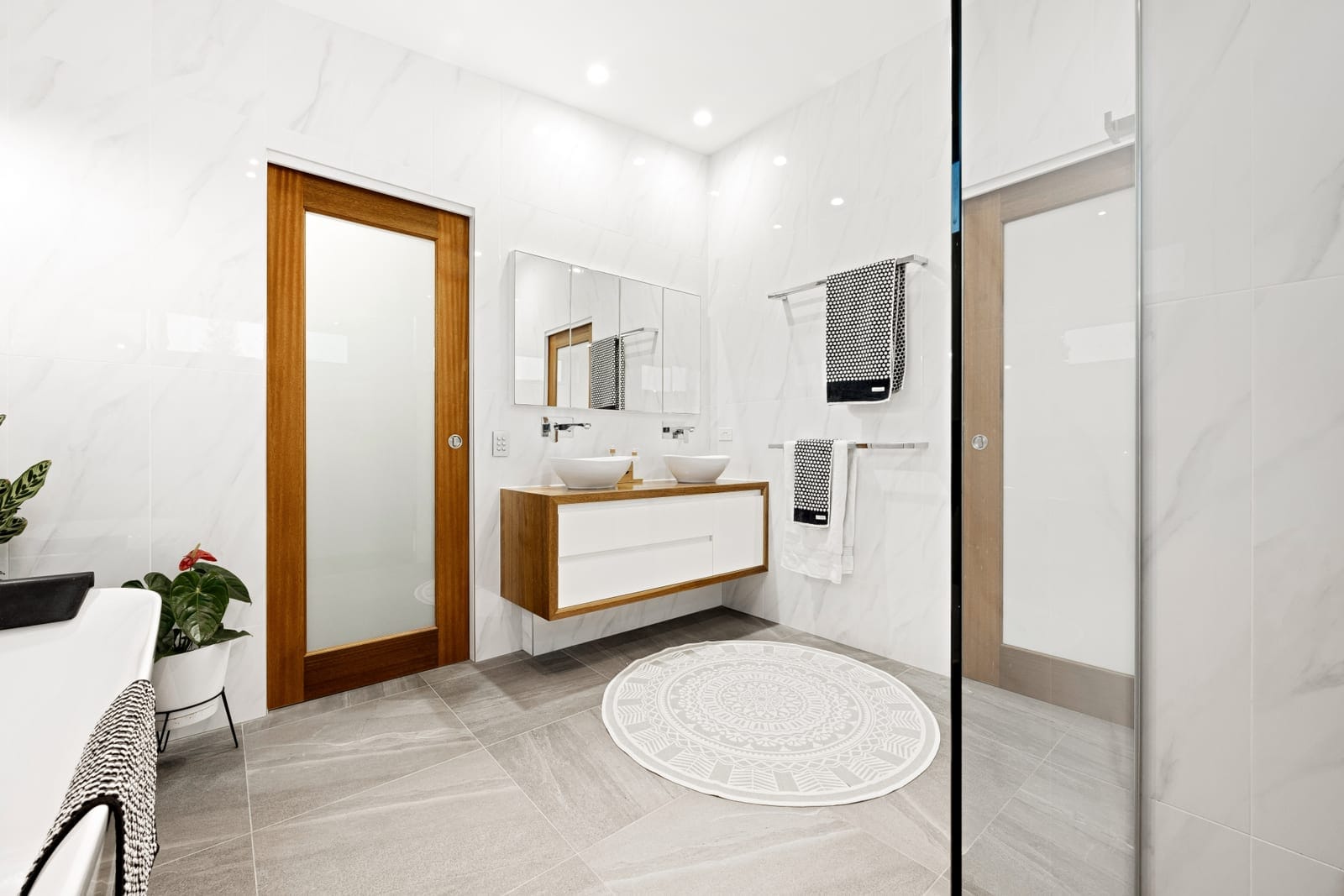 100m to Beach: Designer Living!