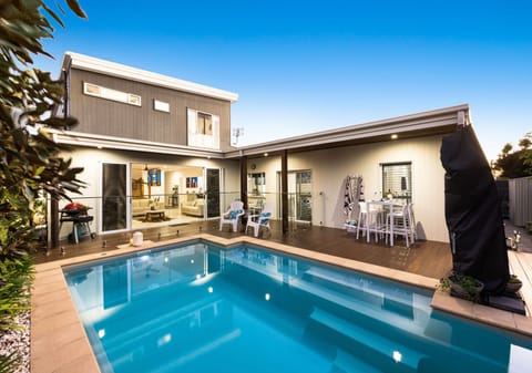 100m to Beach: Designer Living!