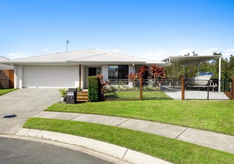 Modern comfort and privacy in leafy central position
