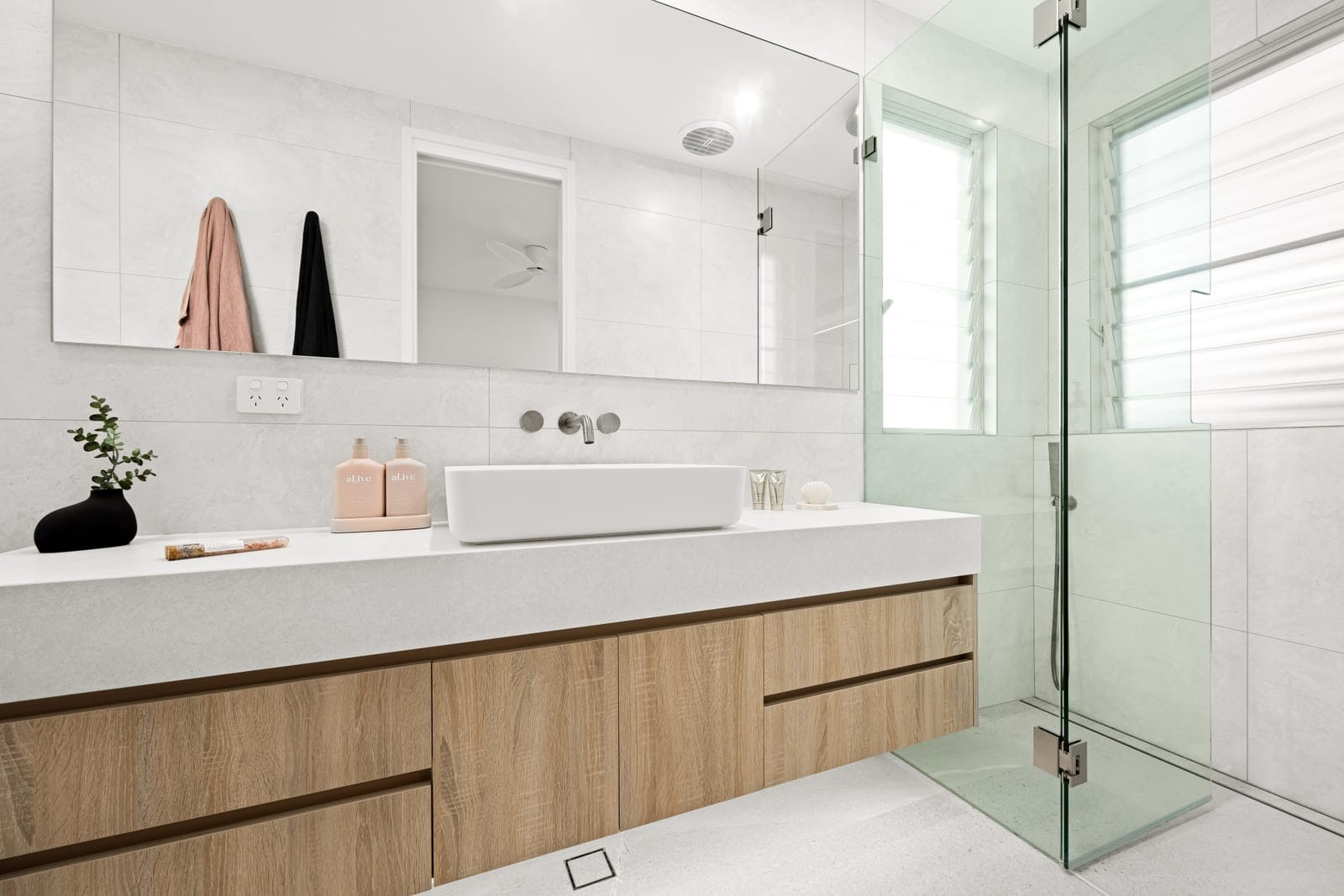 Luxury Designer Living, 230m to Sand!