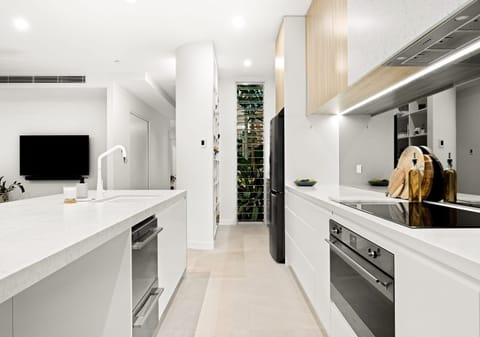 Luxury Designer Living, 230m to Sand!