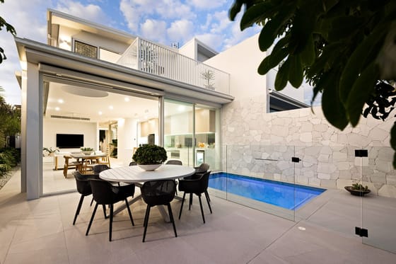 Luxury Designer Living, 230m to Sand!