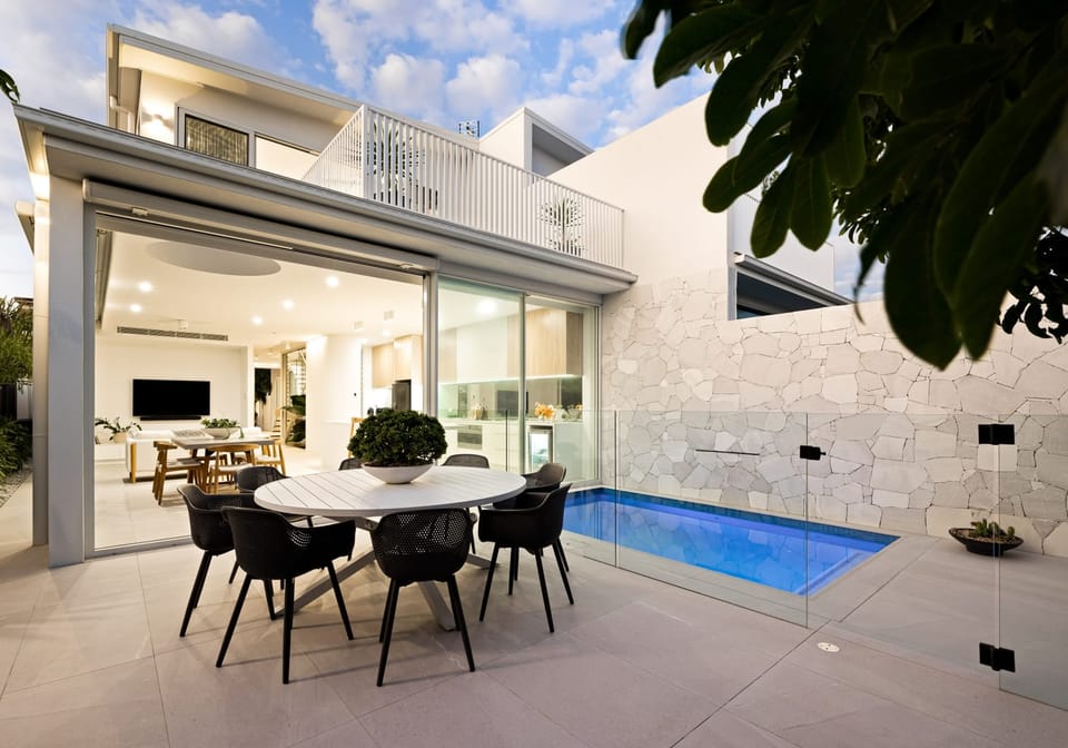 Luxury Designer Living, 230m to Sand!
