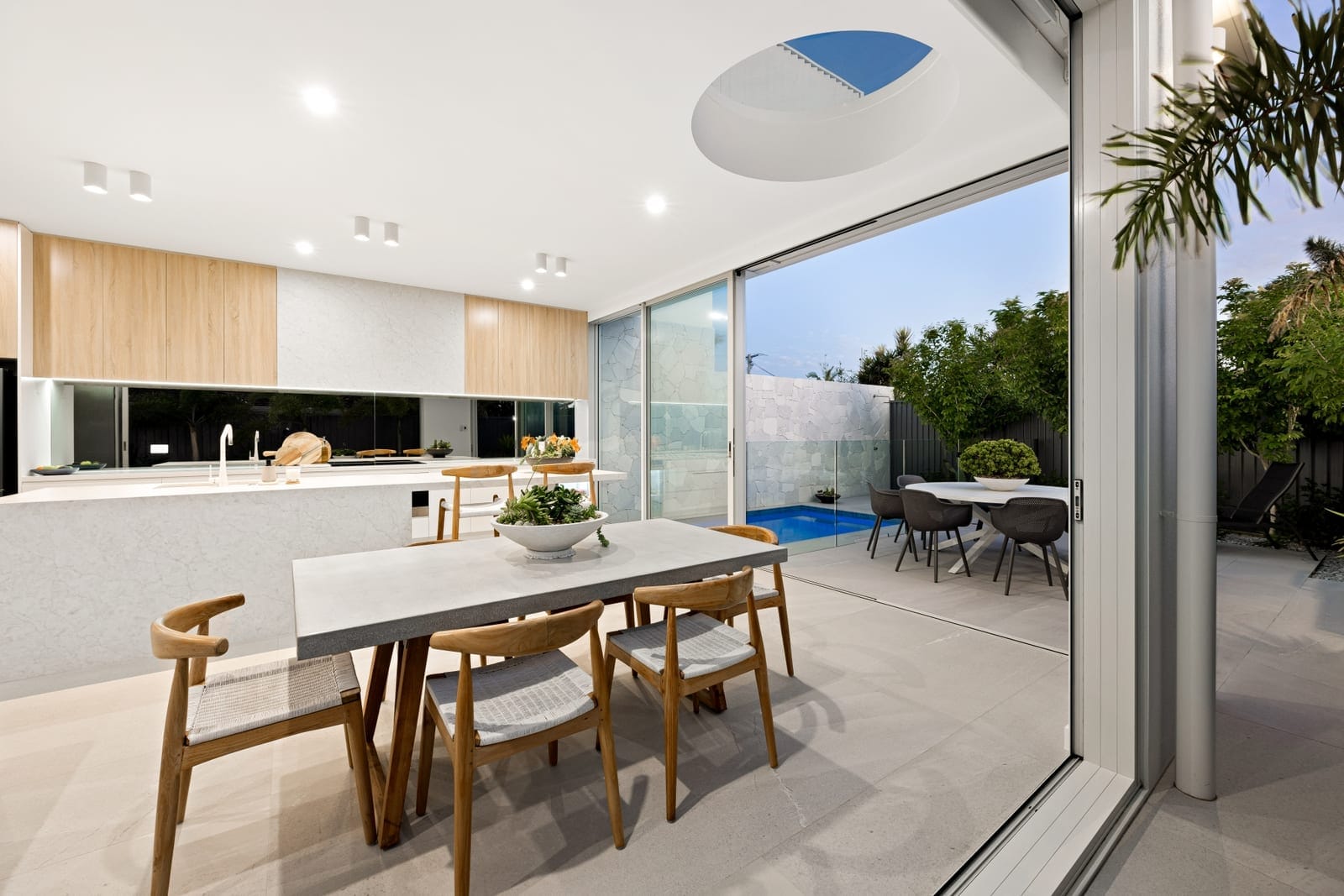 Luxury Designer Living, 230m to Sand!