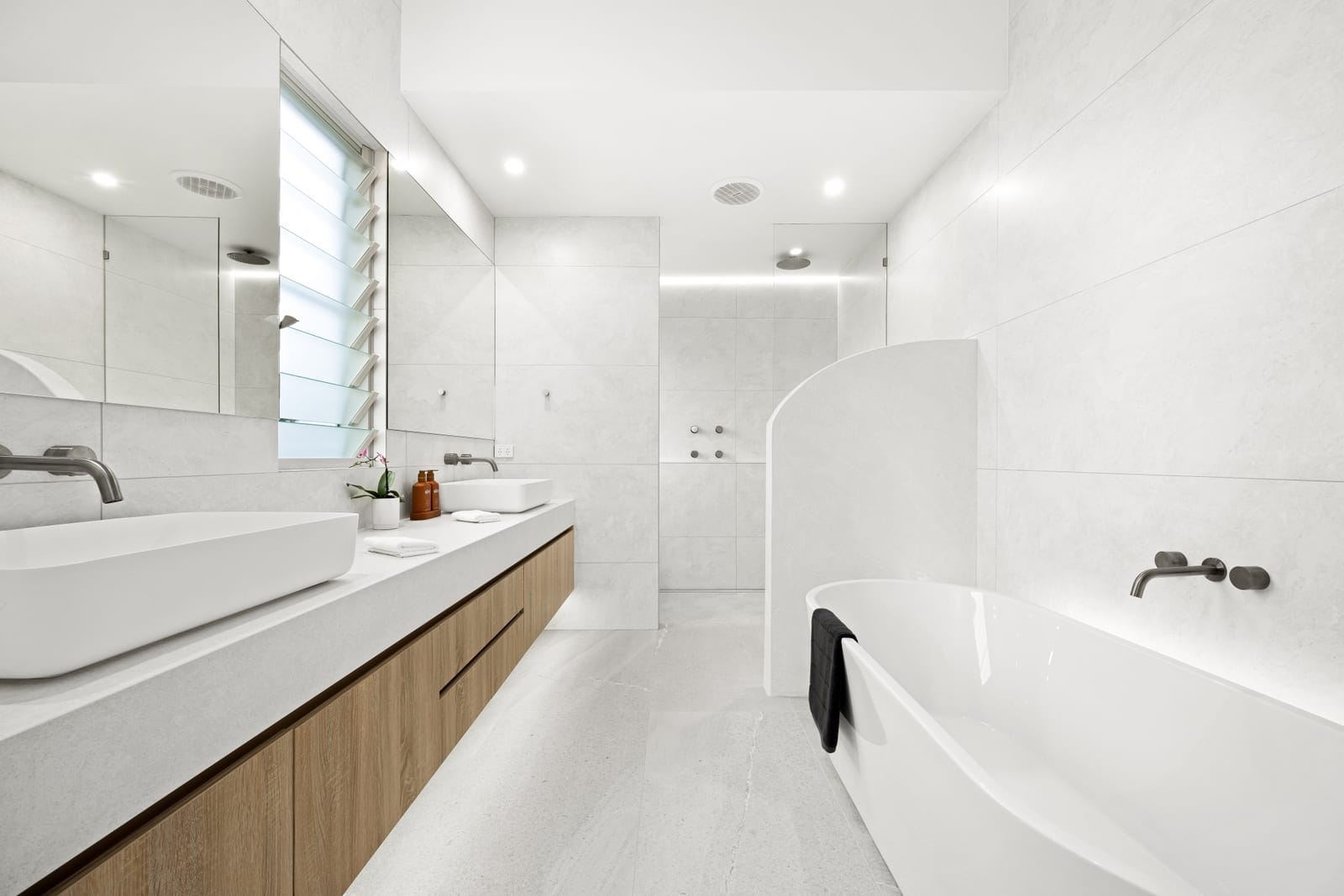 Luxury Designer Living, 230m to Sand!