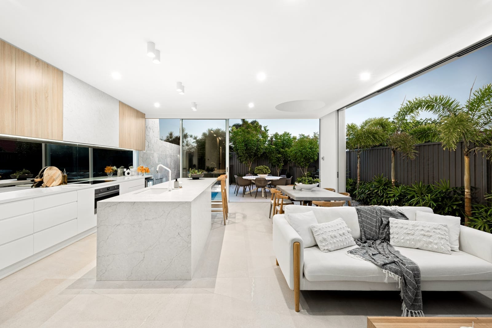 Luxury Designer Living, 230m to Sand!