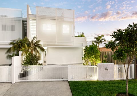 Luxury Designer Living, 230m to Sand!