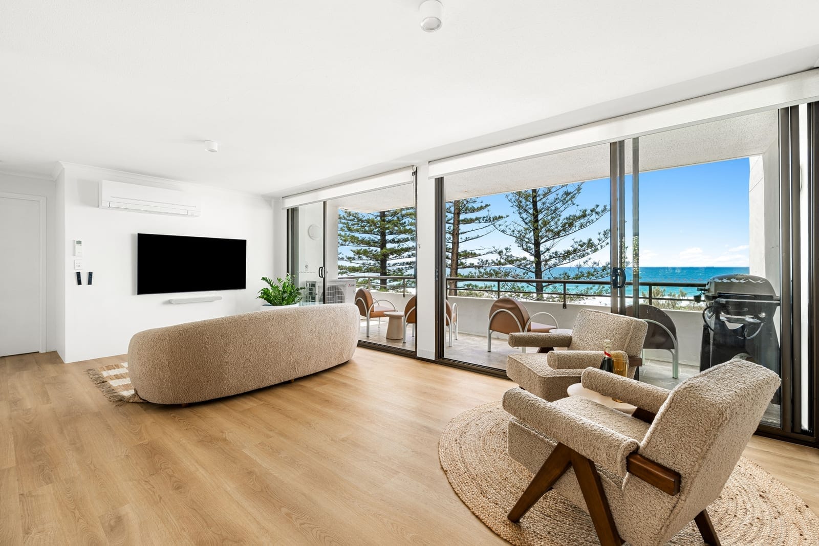 Top Floor, Blue-Chip Buddina Beachfront!