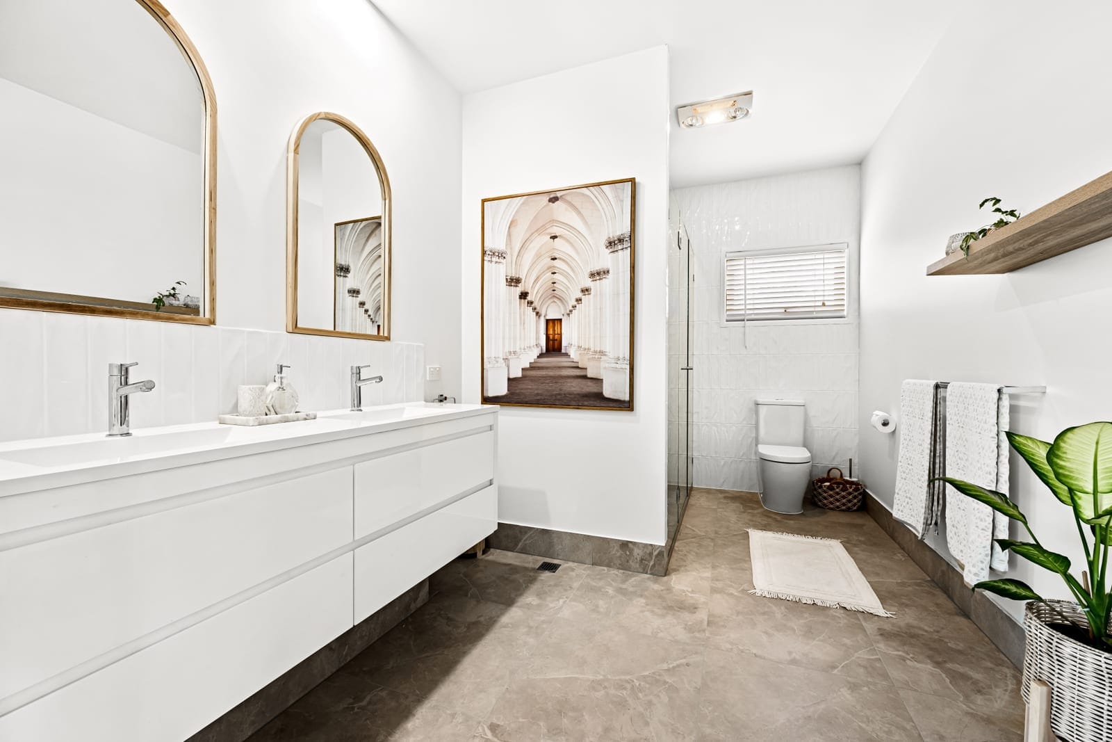 Tri-Level, Dual Living, Dress Circle!