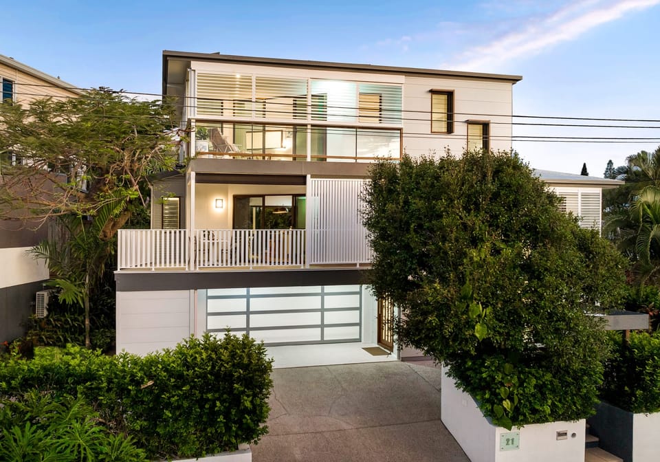 Tri-Level, Dual Living, Dress Circle!