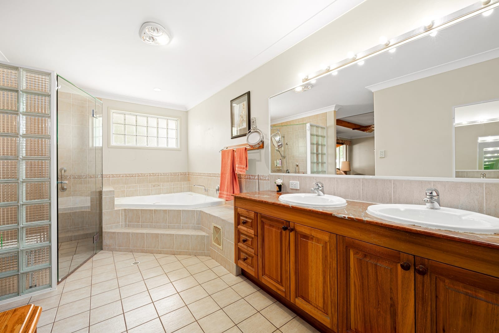 Waterfront Entertainer, Ocean Access!