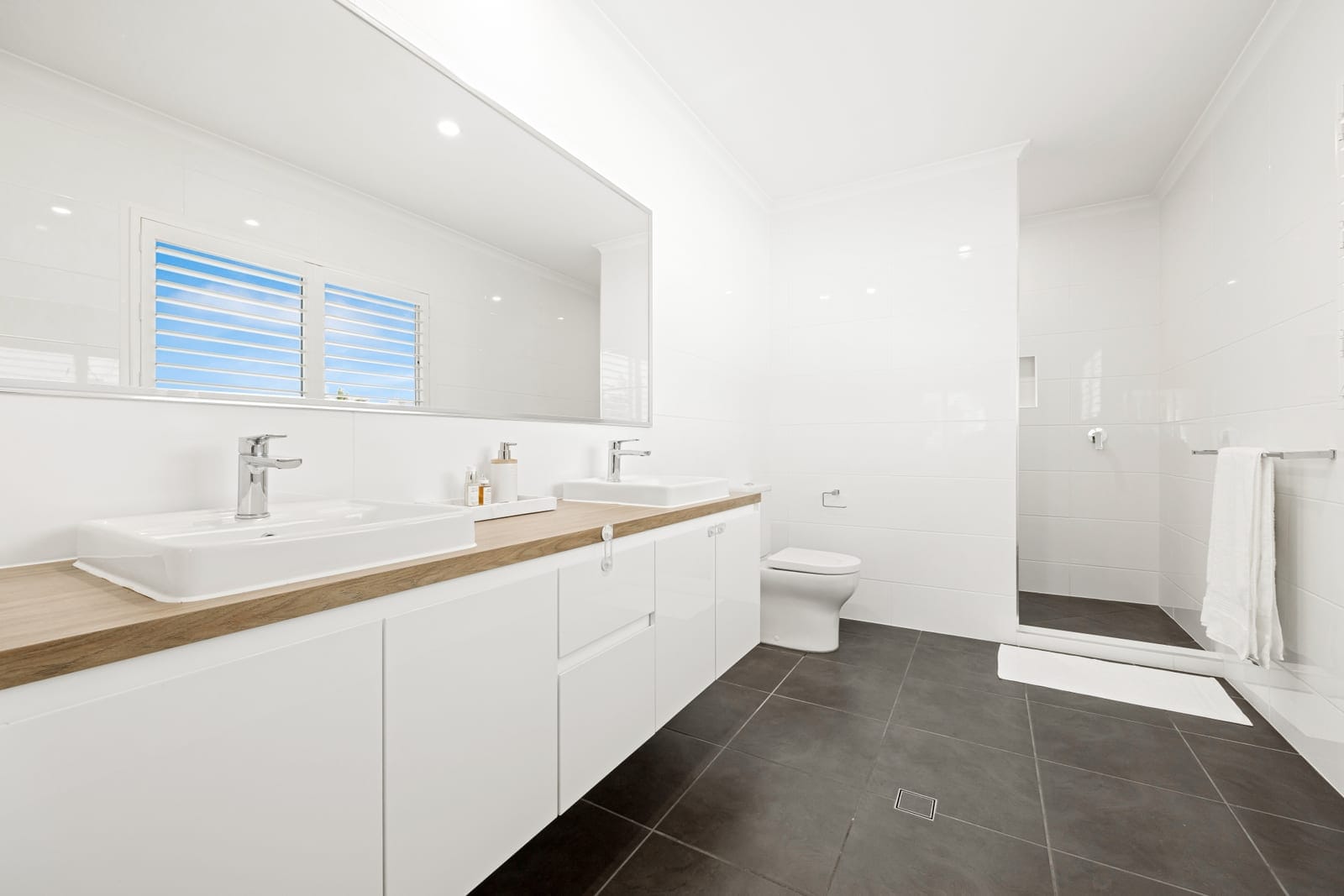 Beachside Perfection: Family-Friendly & Stylish!