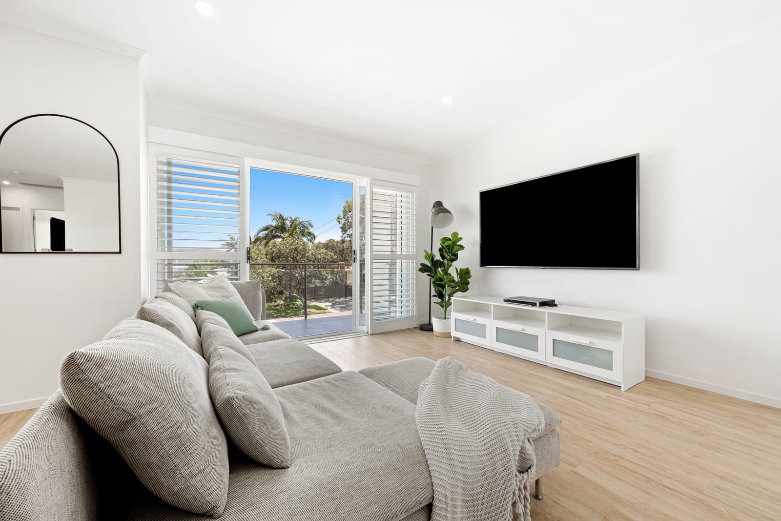 Beachside Perfection: Family-Friendly & Stylish!