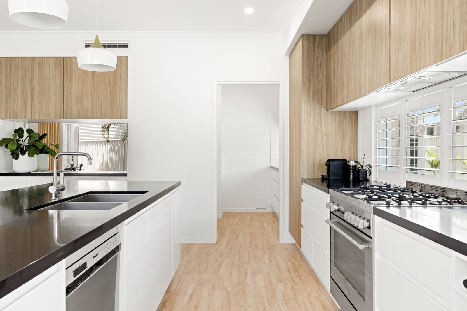 Beachside Perfection: Family-Friendly & Stylish!