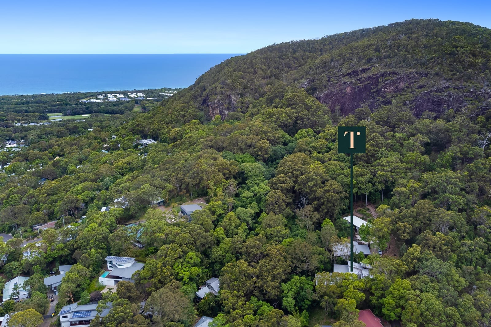 Exquisite Split Level Home, Neighbouring Mt Coolum National Park