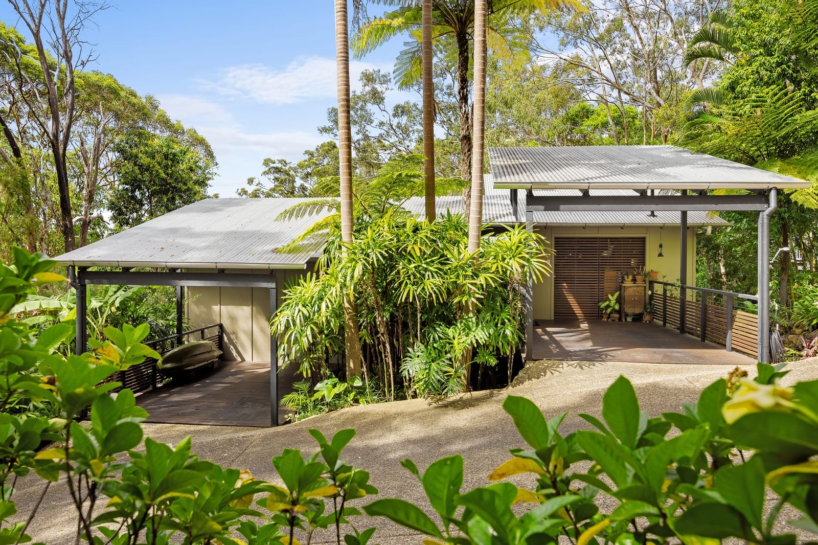 Exquisite Split Level Home, Neighbouring Mt Coolum National Park