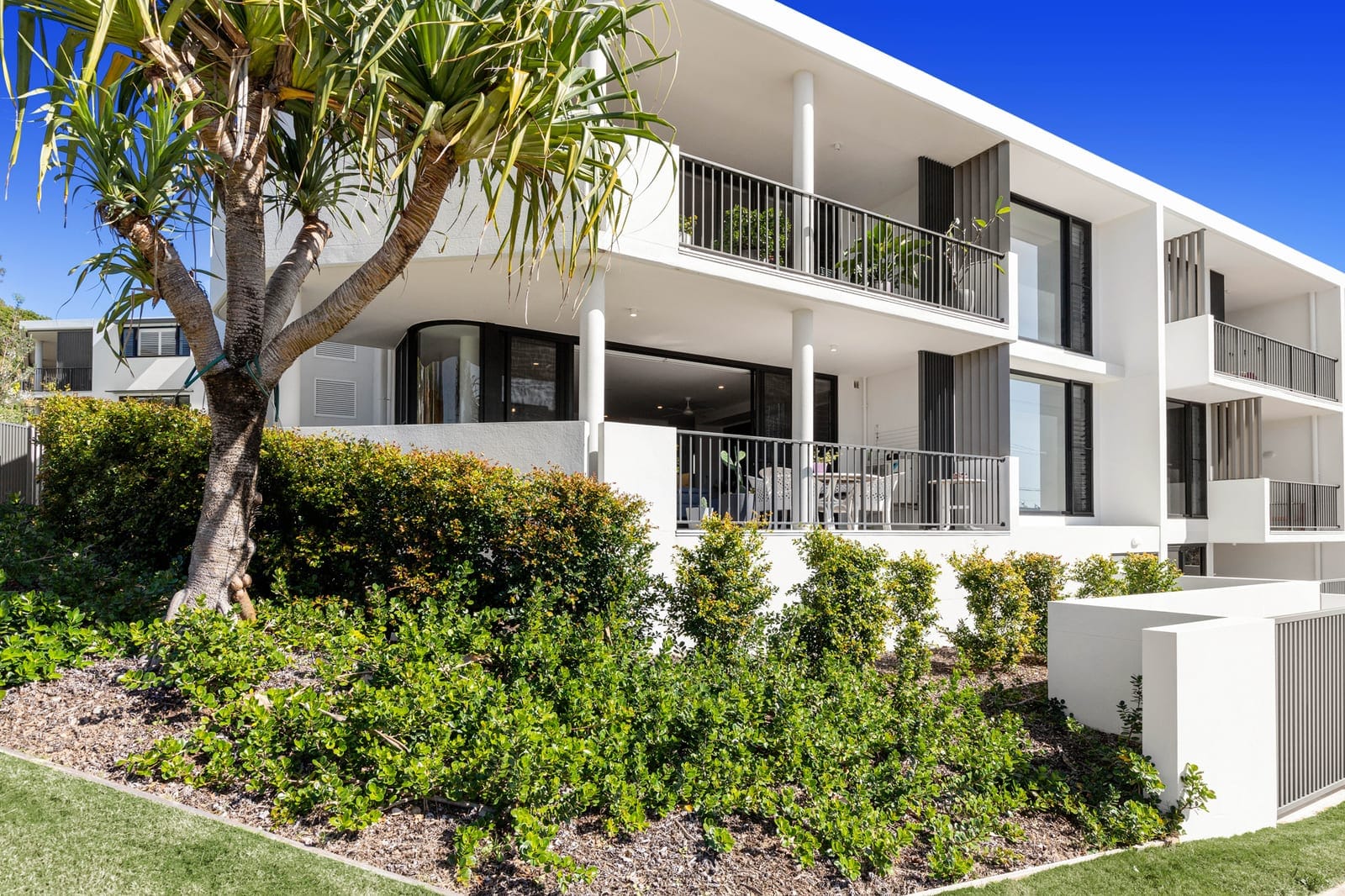 Immaculate Modern Apartment in Premium Location