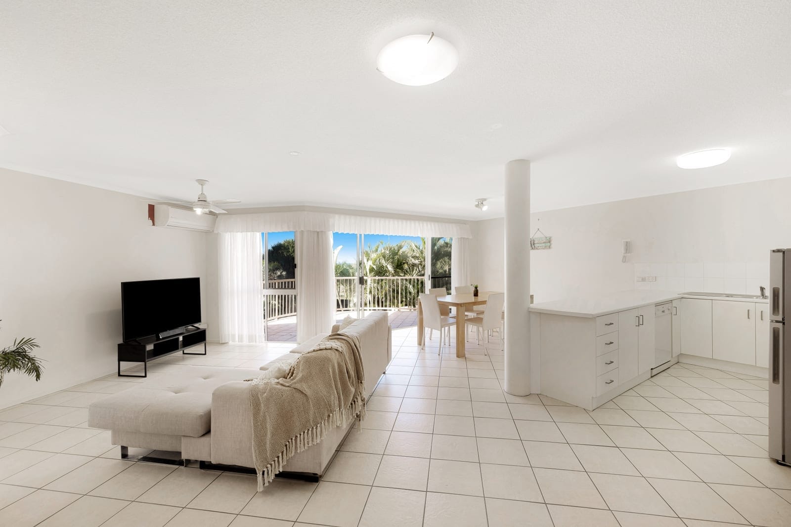 Absolute Beachfront with Rooftop Terrace!