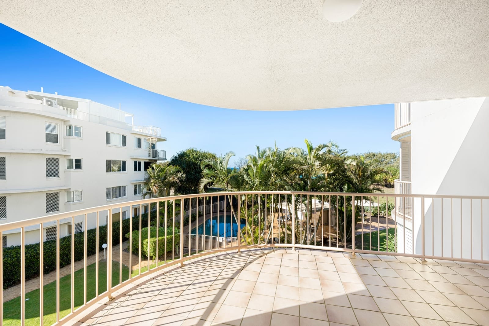 Absolute Beachfront with Rooftop Terrace!