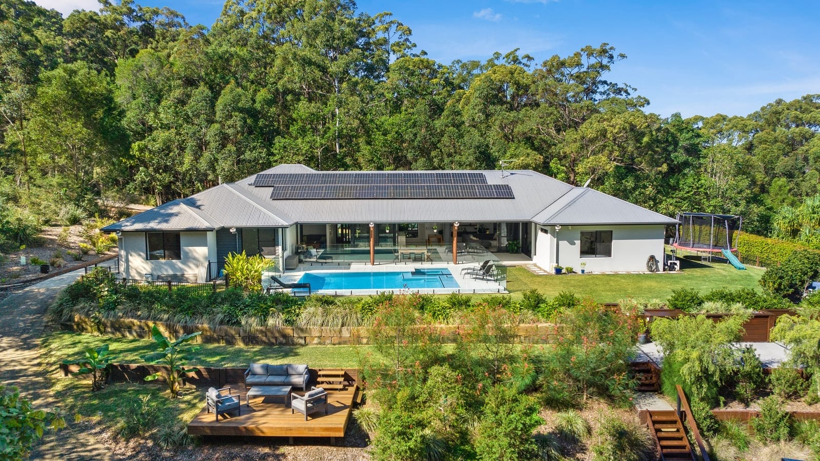 Family Acreage Entertainer!