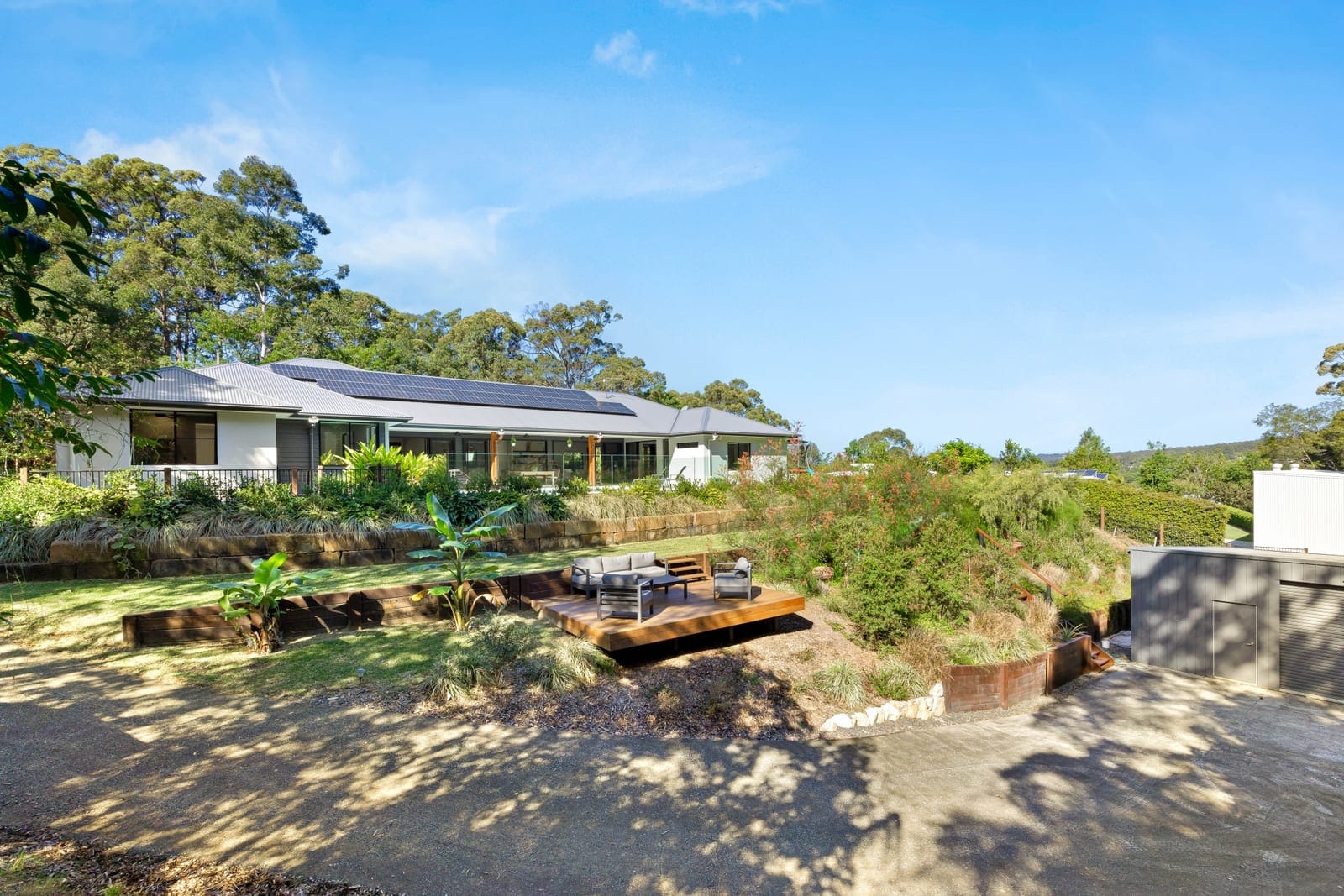 Family Acreage Entertainer!