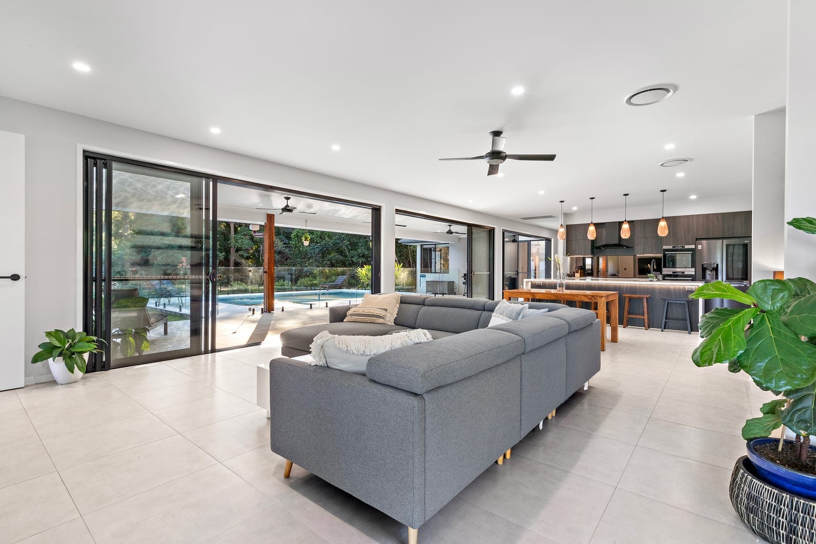 Family Acreage Entertainer!