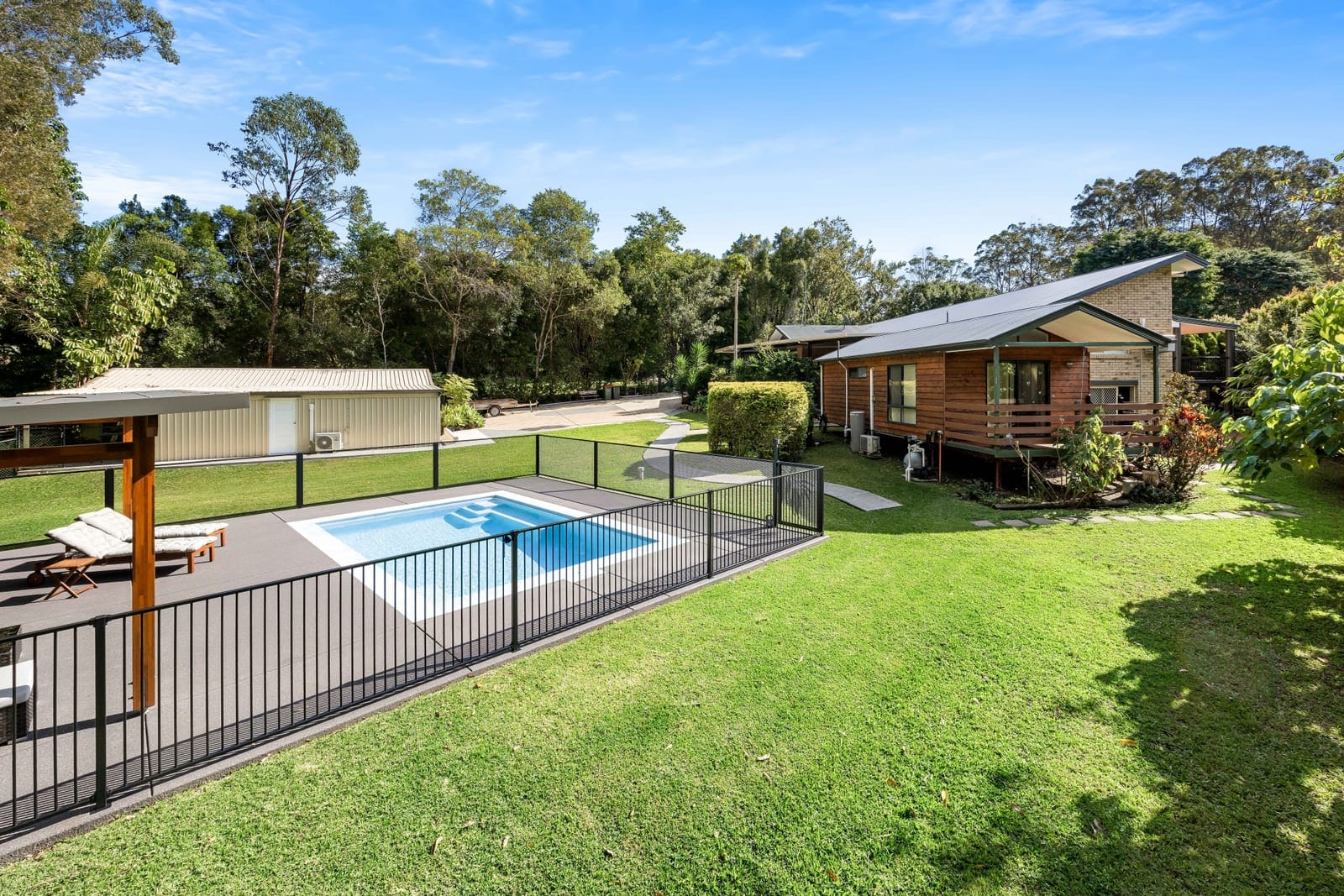 Single-Level, Dual Living Delight!