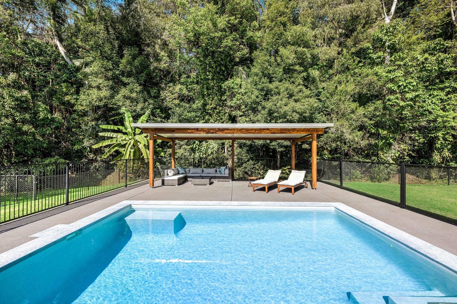 Single-Level, Dual Living Delight!
